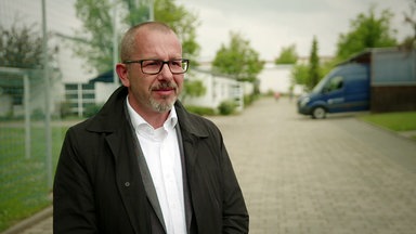 Ein Mann schaut in die Kamera