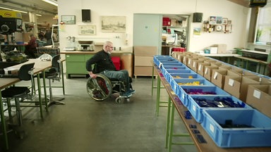 Ein Mann im Rollstuhl